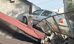 Kocaeli’de Şaşırtan Kaza: Otomobil Çatıya Uçtu