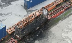 Küçükçekmece'de Tırın Dorsesi Alevlere Teslim Oldu