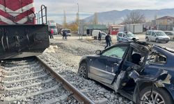 Malatya’da Korkutan Kaza: Tren Otomobile Çarptı