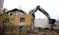 Mamak’ta 3 Metruk Yapı Kontrollü Şekilde Yıkıldı