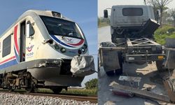Manisa’da Tren Kazası: Kamyonet İkiye Bölündü