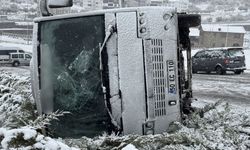 Nevşehir’de Kar Yağışı Kazaya Yol Açtı: Servis Devrildi, 14 Yaralı!