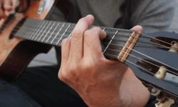 Rüyada Gitar Görmek, Çalmak, Sesini Duymak, Hediye Almak, Kırık veya Tamir Etmek Ne Anlama Gelir?