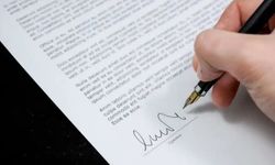 Rüyada İmza Atmak, İmza Atmaya Zorlanmak, Taklit Etmek ve Başkasının İmzasına Şahit Olmak Ne Anlama Gelir?