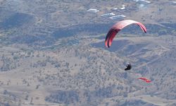Şırnak’ta Cudi Dağı Üzerinde Türk Bayraklı Paraşüt Gösterisi