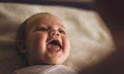 Yeni Doğmuş Bebeklerin Gözleri Neden Mavi Görünüp Sonra Koyulaşır?