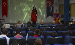 Ankara’da “Kırmızı Başlıklı Kız” Masalı İşaret Diliyle Sahnelendi