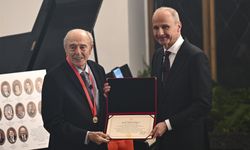 Ankara’daki And Evi’nde Yüksel Erimtan’a Onur Ödülü Sunuldu