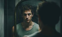 Aynadaki Yansımanın Ters Görünmesinin Sebebi Nedir?