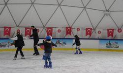 Keçiören’de Ücretsiz Buz Pateni Pistine Vatandaşlardan Yoğun İlgi