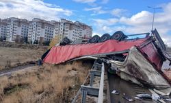 Çankırı’da Peş Peşe Trafik Kazası: İki Kişi Ağır Yaralandı