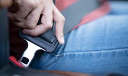 Emniyet kemerindeki o siyah düğmenin gizli işlevi şaşırttı