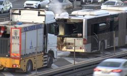 İstanbul- Küçükçekmece’de Metrobüsün Motoru Alev Aldı