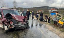 Karabük’te Otomobil ile Ticari Araç Çarpıştı: 2’si Çocuk 6 Yaralı