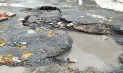 Küçükçekmece’de Yağış Sonrası Sokak Çöktü! 2 Araç ve 2 Kişi Çukura Düştü