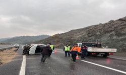Malatya’da Lastiği Patlayan Otomobil Takla Atıp Devrildi: 4 Yaralı