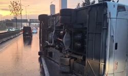 Maltepe’de Servis Minibüsü Yola Devrildi: 2'si Ağır 5 Yaralı