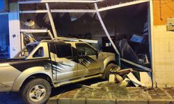 Kontrolden Çıkan Pikap Ödemiş’te İş Yerine Daldı