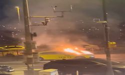 Seyir Halindeki Taksi Bir Anda Alev Aldı: Yolcular Saniyelerle Kurtuldu