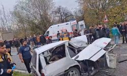 Zonguldak’ta Kaza: Kamyona Çarpan Otomobil İkiye Ayrıldı