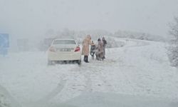 Beypazarı ve Güdül'de Kar Alarmı: Yollar Kapandı, Araçlar Mahsur Kaldı