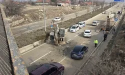 Elmadağ'da Köprüye Çarpan Kepçe Yola Devrildi