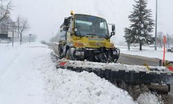 Mamak’ta Kar Küreme Aracı Binaya Çarptı: Kaza Anı Kamerada