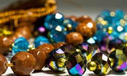 Rüyada Boncuk Görmek, Boncuk Toplamak, Dizmek, Ayıklamak ve Mavi Boncuk Görmek Ne Anlama Gelir?