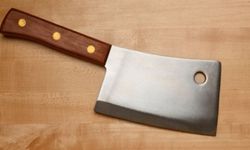 Rüyada Satır Görmek, Satırla Birini Kovalamak, Saldırıya Uğramak, Satır Kullanmak ve Satır Fırlatmak Ne Anlama Gelir?