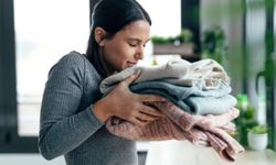 Yeni Kıyafetler Neden Aynı Kokar?