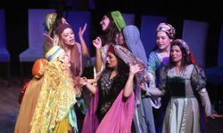 Yenimahalleli Genç Tiyatrocular Mezun: ‘7 Kocalı Hürmüz’ Sahnelendi