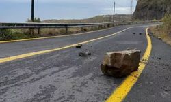 Beypazarı’nda Kayalar Yola Düştü, Ekipler Seferber Oldu