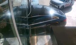 Etimesgut’ta Kontrolden Çıkan Otomobil Pastaneye Daldı