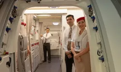 Kabin Görevlileri Neden Kapıda Bekliyor?