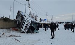 Ağrı’da Yolcu Otobüsü Araziye Devrildi: 16 Yaralı