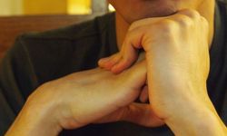 Parmak Çıtlatmak Kireçlenme Yapar mı? Doğru Bilinen Yanlışlar