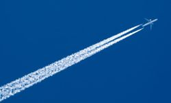 Uçakların Arkalarında Bıraktıkları İzler Neden Endişe Yaratıyor?