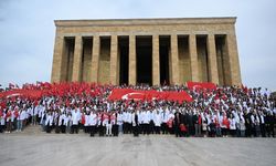 14 Mart Tıp Bayramı’nda Tıbbiyeliler Anıtkabir’i Ziyaret Etti