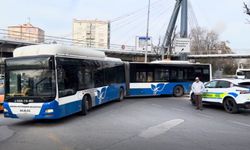 Ankara Yenimahalle’de Belediye Otobüsü Refüjde Asılı Kaldı