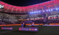 Beşiktaş Taraftarları Derbi Öncesi Tribünleri Süsledi