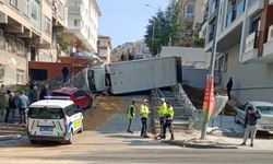 Çankaya’da Yokuş Çıkarken Devrilen Kamyonet Hasara Yol Açtı