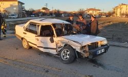 Çubuk’ta Otomobil ile Minibüs Kafa Kafaya Çarpıştı: Anne ve İki Çocuğu Yaralandı