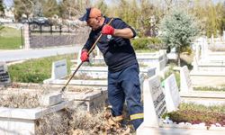 Etimesgut’ta Mezarlıklar Bayram Ziyaretine Hazır, Şehitliklerde Bayraklar Yenilendi