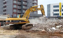 Etimesgut’ta KYK Yurdu Yakınındaki Metruk Yapı Yıkıldı
