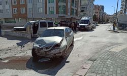 Kahramankazan’da İki Araç Çarpıştı: Savrulan Araç Duvara Girdi