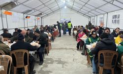 Kızılcahamam’da Cumhuriyet Meydanı Dev Bir İftar Sofrasına Dönüştü