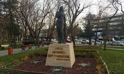 Kurtuluş Parkı’ndaki Anne Heykeli: Sevgi ve Bağlılığın Simgesi