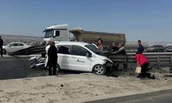 Sincan’da Demir Bariyer Aracın İçinden Geçti: Sürücü Yaralandı