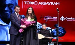 Türkü Akbayram Babası Edip Akbayram’ı Sahnede Andı