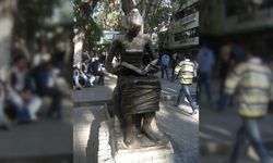 İnsan Hakları Anıtı: Yüksel Caddesi’nde Kitap Okuyan Kadın